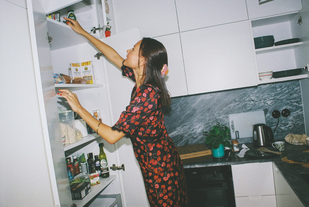 Workplace nutritionist providing healthy food